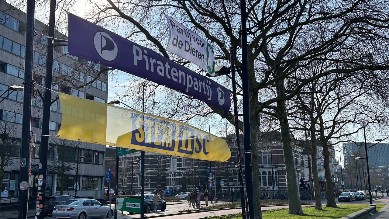 Het blijkt geen toeval dat de NSC-spandoeken altijd bij die van de Piratenpartij hangen.