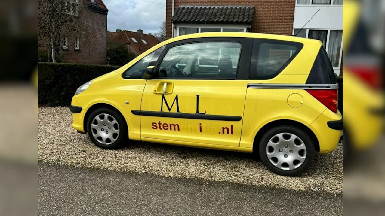 De beschadigde auto van Emilia.