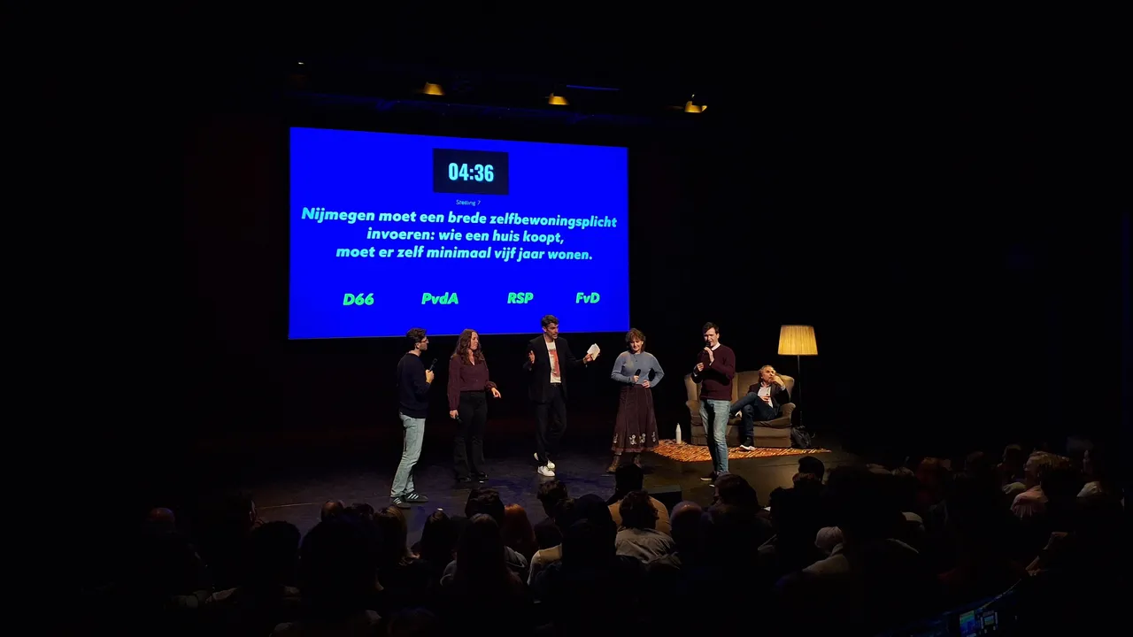 Debatleider Joris van Meel (midden staand) geflankeerd door raadskandidaten. Zittend: politicoloog Andrej Zaslove.