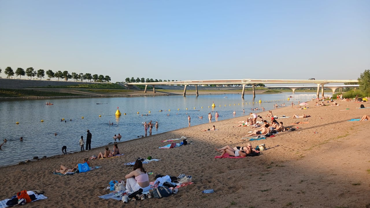 Wie grijpt in bij gevaarlijke brugspringers? Nijmegen wil meer grip